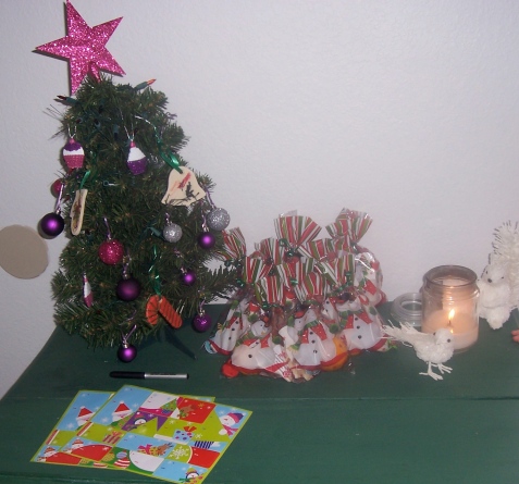 The Entryway featured Hula Girl's hot pink and purple cupcake Christmas tree and favor bags.